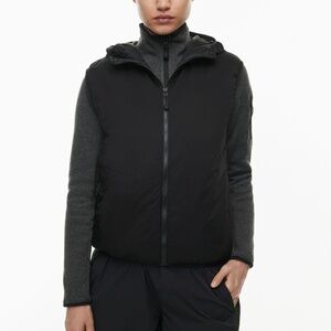 Aritzia TNA The Pillow Puff Hooded Vest Size Small Black Zip-up